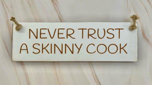 Never trust a skinny cook - 30cm Rustic Wooden Sign 1 Never trust a skinny cook white